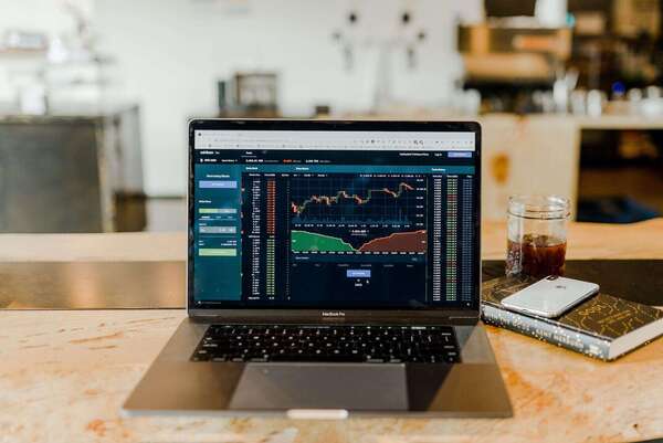 Comment l'IA révolutionne les placements et les investissements