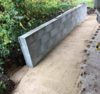 haie dense sculptée harmonieusement avec des outils de jardinage
