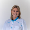Portrait de Martine souriante fond clair
