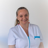 Portrait de Martine souriante fond clair