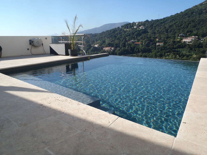 10_-_piscine_exterieure_a_debordement