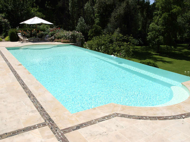 02_-_piscine_exterieur_a_debordement
