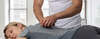 femme allongée sur le ventre qui a un massage des épaules