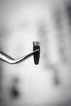 Implant dentaire tenu par un instrument chirurgical