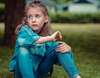enfant souriant en train de méditer pour gérer son stress et ses émotions