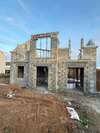 chantier de construction avec des ouvriers en action