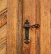réparation porte bois outils en action