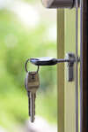 porte abîmée après effraction avec outils de réparation