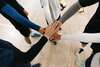 Équipe en t-shirts bleus levants les mains en atelier coaching