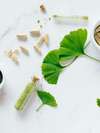 Femme souriante illustrant aromathérapie et huiles essentielles