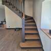 escalier bois sur mesure dans intérieur moderne