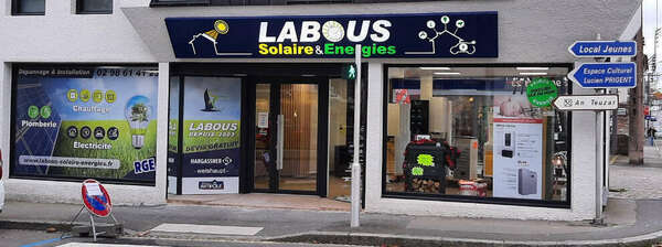 Pose de nos enseignes à notre magasin de Landivisiau