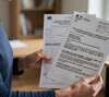 Femme allongée discutant documents administratifs permis