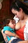 bébé nourri au lait maternel avec des anticorps et des protéines