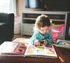 Enfant hésitant avant sa rentrée scolaire difficile