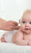 Bébé examiné par médecin illustrant ostéopathie nourrisson
