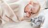 Bébé paisiblement endormi lutte contre le sommeil soir