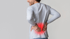 Physiothérapeute examinant le bas du dos pour lombalgie