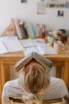 étudiant concentré en séance de sophrologie pour gérer le stress et l'anxiété