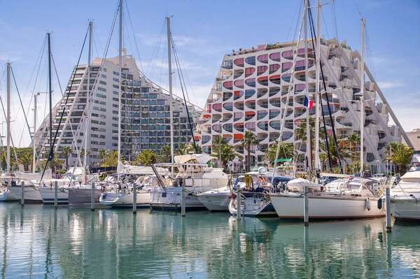 ️ La Grande-Motte : l’utopie moderniste devenue icône architecturale