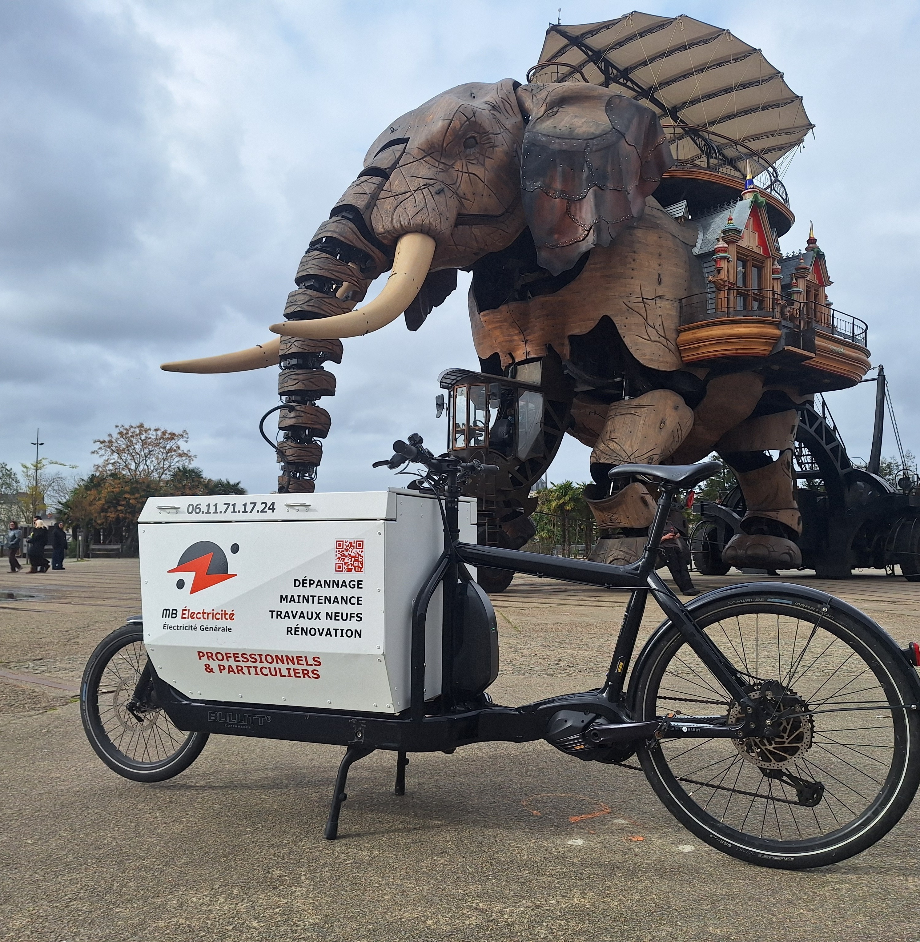 électricien travaillant sur un chantier avec des outils professionnels