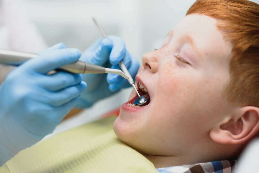 EXTRACTION DE DENT TEMPORAIRE ET SUIVI ORTHODONTIQUE