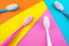 Brosses à dents colorées, orthodontie enfants et adolescents aux Sables-d'Olonne
