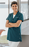 Dr Hanna Madi, orthodontiste aux Sables-d'Olonne, en tenue de cabinet