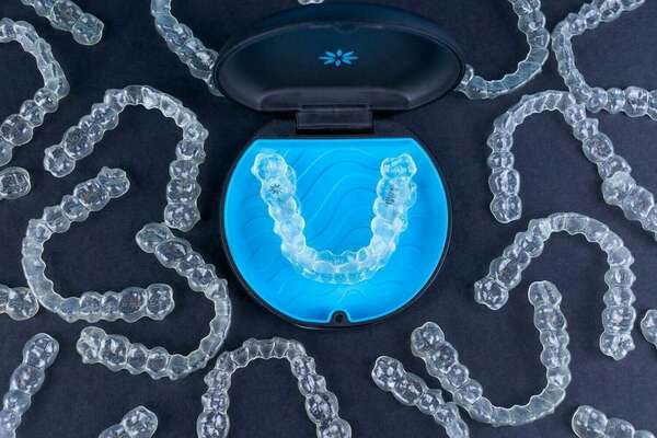 LE TRAITEMENT PAR ALIGNEURS TRANSPARENTS (INVISALIGN®)