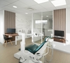 Salle de soins orthodontiques avec fauteuil et poste informatique, cabinet du Dr Birraux à Douvaine