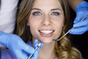 Orthodontie de l'adulte à Douvaine : examen des dents d'une patiente adulte