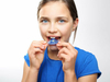 Orthodontie de l'enfant à Douvaine : fillette mettant un appareil orthodontique amovible