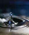 Goutte d'eau impactant surface symbolisant libération et changement