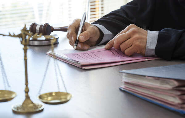 Publication du décret n°2023-275 sur la présomption de démission en cas d'abandon de poste