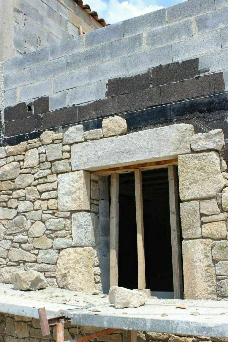 Création d'une ouverture en pierres taillées