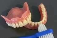 Comment nettoyer sa prothèse dentaire ?