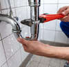 plomberie sanitaire en action avec outils et installations
