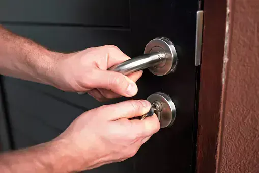 Porte claquée à Toulouse : que faire avant d’appeler un serrurier ?