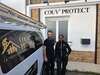 couple professionnel inspectant une toiture localement engagée