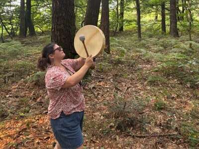 Je suis Julia, femme médecine guidée par le cœur et l’intuition.
Mon chemin de vie m’a menée à traverser des épreuves, à rencontrer le sacré et à découvrir la puissance des soins et des rituels.
Aujourd’hui, j’accompagne les femmes – et parfois aussi les hommes – à libérer leurs mémoires, à se reconnecter à leur lumière et à honorer chaque passage de vie dans un espace de douceur et de profondeur.