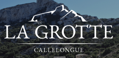 Bienvenue au restaurant La Grotte, niché au cœur de la calanque de Callelongue, lieu emblématique et pittoresque Marseillais avec ses cabanons, son eau limpide, son accent chantant et ses couchers de soleil spectaculaires.

Nous vous offrons une cuisine de produits frais d’inspiration provençale ou nous faisons la part belle aux producteurs de notre région. Toute l’année selon les saisons, vous pourrez déguster des poissons fraichement pêchés tels que; des loups, des daurades, des rougets, des sars ou des pagres. Laissez-vous tenter également par nos pizzas artisanales cuites dans notre four à bois. La carte des vins vous fera découvrir notre sélection de vignobles régionaux ou encore nos cocktails à base d’aromates.

Callelongue offre la douce sensation d’être paisiblement installé au bout du monde. Le parc Régional des Calanques, emblème historique des amoureux de la nature est le point de départ de superbes balades pédestres.