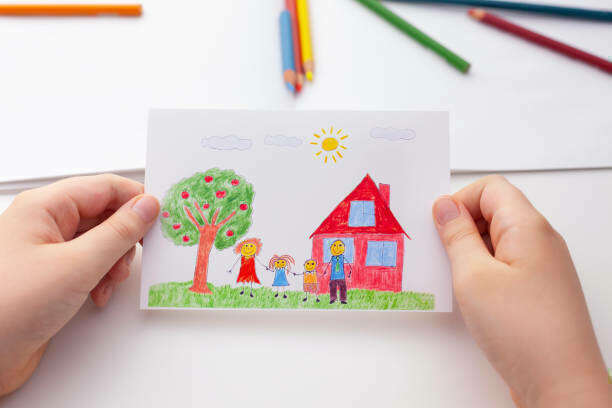 istockphoto-dessin_enfant_maison_et_famille20220731-347446-1prsomg
