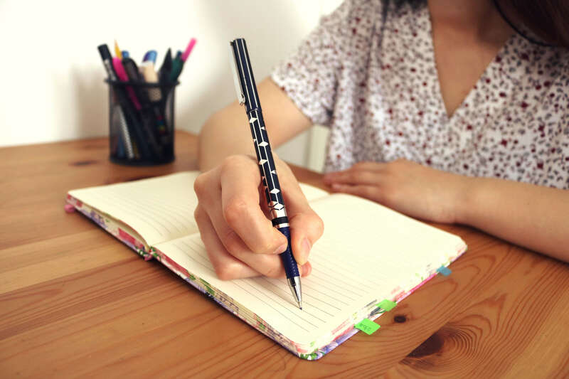 femme_ecrivant20220731-347446-suqmpd