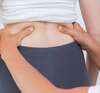 Physiothérapeute pratiquant ostéopathie manuelle sur bas du dos