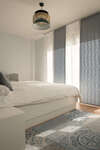 aménagement intérieur moderne avec circulation fluide et lumière naturelle