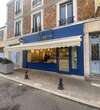 mobilier de magasin moderne avec éclairage stratégique