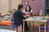 femme détendue enveloppée dans un rebozo