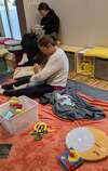 maman berçant bébé dans cercle de partage