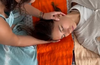 femme détendue enveloppée dans un rebozo