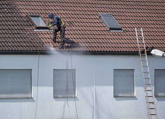 Peut-on nettoyer une toiture au karcher ?